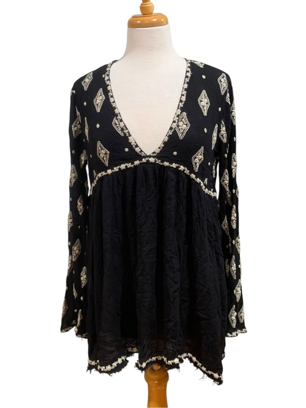 Free people bell sleeve black & cream embroidered v neck keyhole flowy top sz S